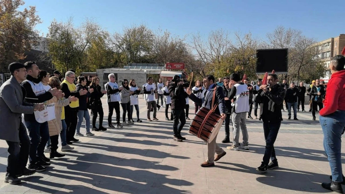 Diyarbakır'daki sağlıkçılardan halaylı ve yürüyüşlü eylem